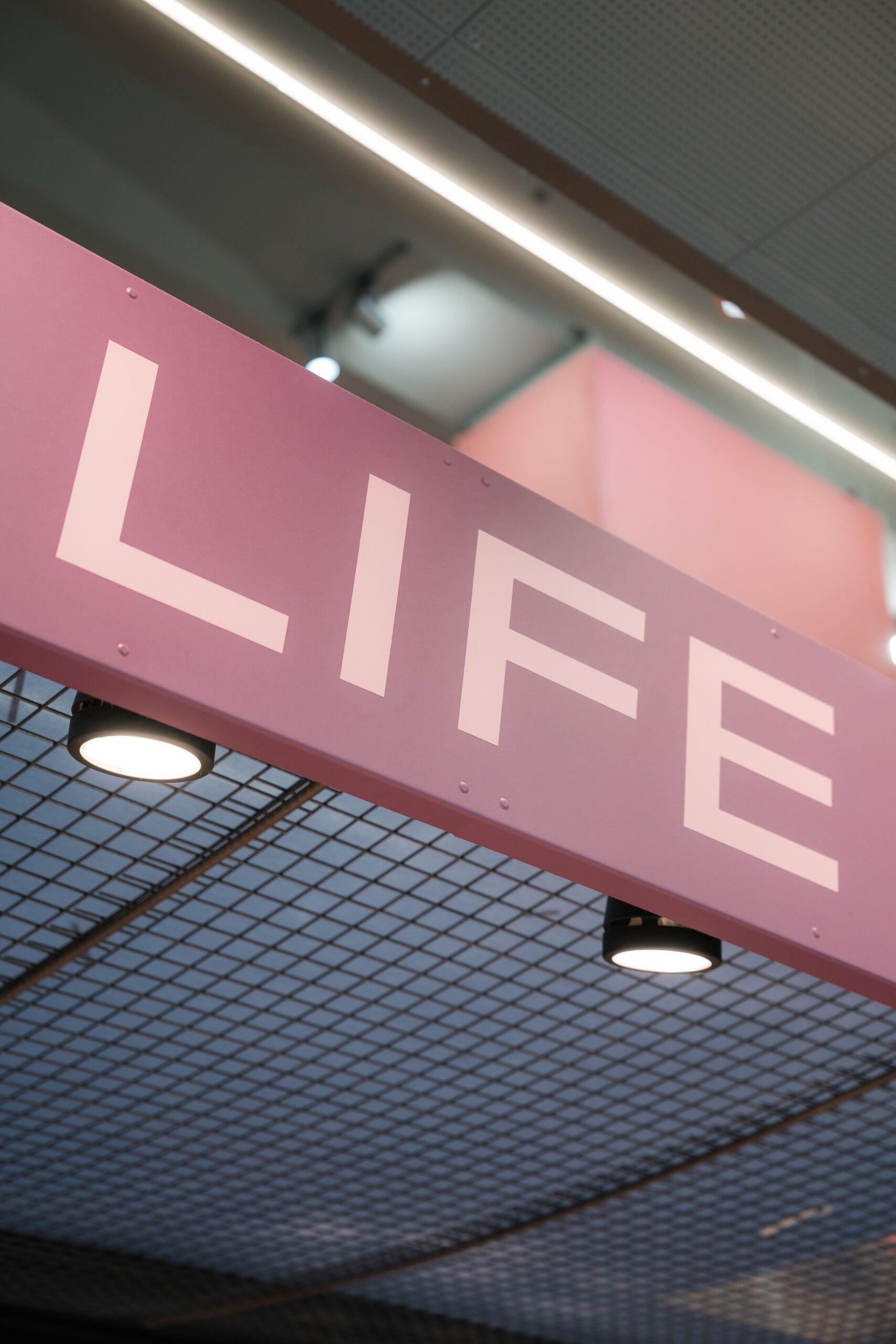 Folierad skylt för företag i Göteborg – specialtillverkad reklamskylt med slitstark folie för både inomhus- och utomhusbruk..